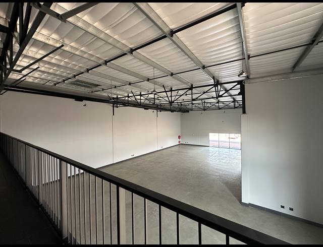 303M² WAREHOUSE TO LET IN ROOIHUISKRAAL NORTH